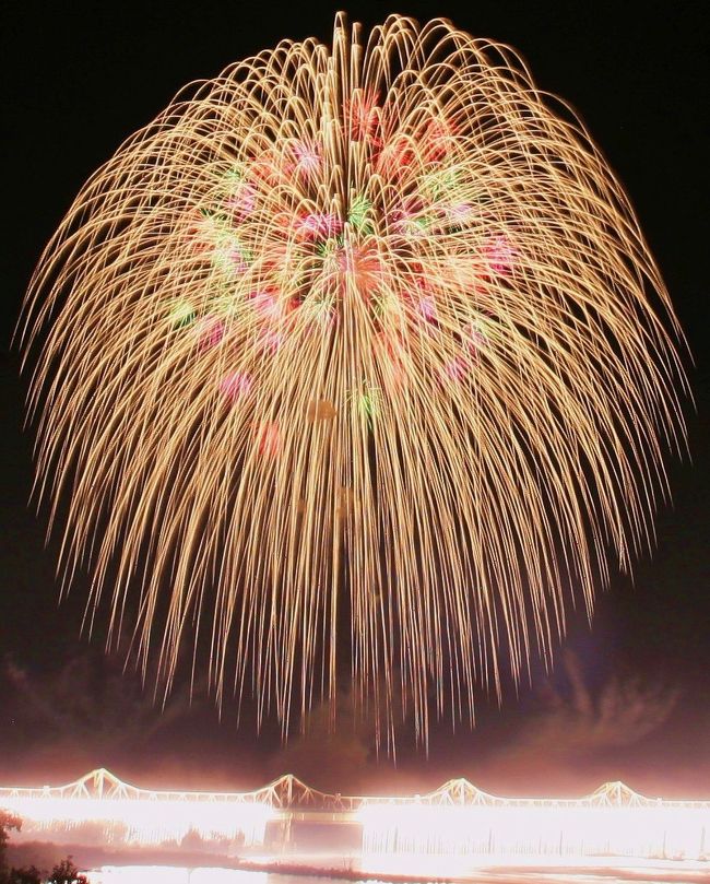 8月2日（第一日目）が午後9時半近くに終わって、10寺ごろ係員の指示で翌日3日（第二日目）の列に並びました。　やはり毎年席取りに慣れている人の手際良さは流石にスゴイ！　あっと言う間に最初の写真のようにテントの列が一気に整然と並びました。<br /><br />3日（第二日目）は夕方から小雨が降り始めて、結構な雨になり心配しましたが、午後6時ごろには上がり良いコンディションになりました。<br />でも、濡れたシートを全員で拭いたり、買ってきた食べ物を買いなおす等、後片づけも中々大変でした。<br /><br />しかし、雨のおかげで空の空気は澄み、2日（第一日目）よりは良いコンディションになりました。<br /><br />さあ、いよいよ打ち上げ開始です！！