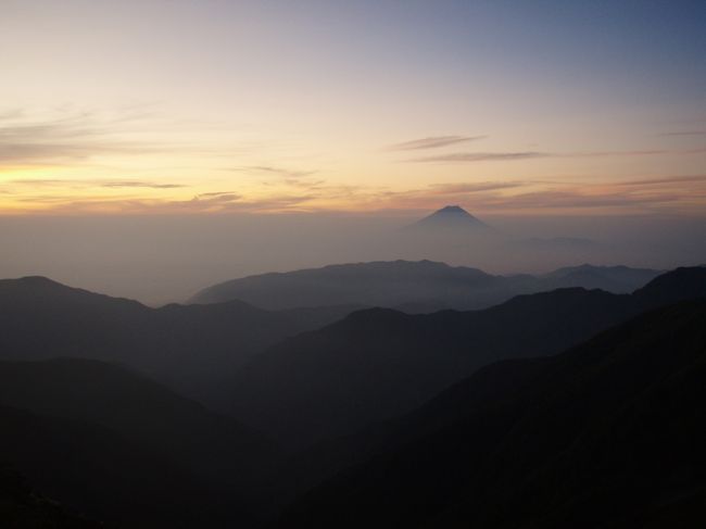 お盆休みに日本第2位の高峰、北岳を目指しました。<br />両俣小屋で静かな夜を過ごし、翌朝仙塩尾根から間ノ岳まわりで北岳へ。<br />このコース、とても気に入ってしまいました。<br /><br />日程：<br />8月12日(金)：芦安駐車場ー乗り合いタクシーにて広河原<br />　　　　　　 　ーバスにて野呂川出合ー徒歩で両俣小屋へ(泊）<br />8月13日(土)：−野呂川越ー三峰岳ー間ノ岳ー北岳山荘（テント泊）<br />8月14日(日)：−北岳ー北岳肩の小屋ー白根御池ー広河原<br />　　　　　　 　ー乗り合いタクシーにて芦安駐車場<br /><br /><br />　　　　　　<br />