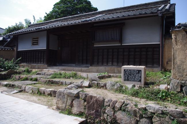 山口県下関市の“城下町長府”観光の旅行記です。<br /><br /><br />門司港と組み合わせて観光しましたので、観光した時間は約４時間。<br />小旅行でこの長府を散策される方の参考になればと思います。<br /><br />長府には、ＪＲの普通列車で長府駅まで行きました。<br />コインロッカーはなく、バッグパックを背負いながらの散策となりました。<br /><br />しかも、長府駅から観光スポットまでは、かなりの距離。<br />バスに乗ろうとしましたが、駅の看板にはバス停の表示がなし。<br />このため、タクシーで観光スポットへ。<br /><br />帰りはバスで駅まで。<br />バス停は、ＪＲ長府駅正面の道を進む（南東へ）と、国道２号線（９号線）沿いにバス停があり、城下町長府バス停まで行けばよいのです（本数多い）。<br /><br /><br />長府で見た主なスポットと順序は、<br />忌宮神社→乃木神社→乃木将軍旧邸→横枕小路→吉岡家長屋→覚苑寺→古江小路→菅家長屋門→長府毛利邸→功山寺→（休憩：アンティーク・アンド・オールディーズ）→長府藩侍屋敷長屋<br />です。<br />