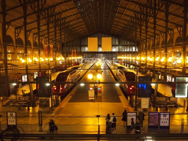 8月14日　早朝６時５分のタリスに乗り　北駅からブリュッセルへ。<br /><br />北駅で　一時間も時間があまり　駅構内をカメラに収めます