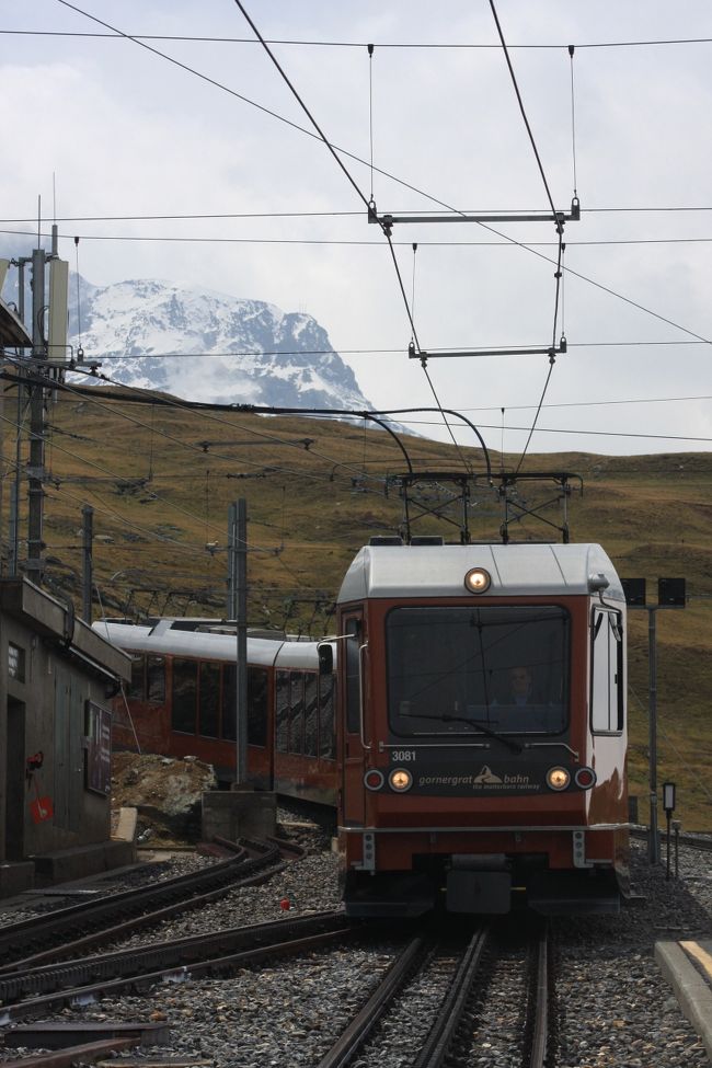 スイストレッキングの旅④<br /><br />今日はGornergrat（ゴルナーグラート）へ向かいます。<br />晴れ間はあるものの、Matterhornは雲に隠れています。<br /><br />ツェルマット駅の近くの登山鉄道駅から乗り込んだ車両は、貸切かと思うほど日本人だらけ。