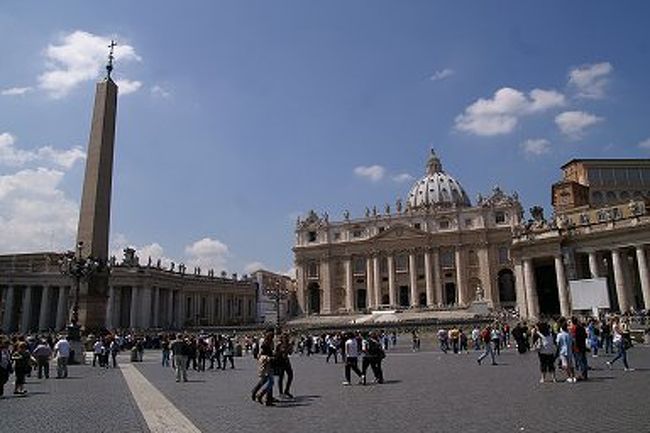 三回目のイタリアは、イタリアを南から北へ縦走し、行ったことがない町にも行くことが出来ました。<br />二日目は、ローマ市内の一角にあるバチカン市国。外国人はサンピエトロ大聖堂とバチカン美術館しか入れないけれど、バチカン美術館のシスティーナ礼拝堂を始め、見所豊富。<br /><br />ホームページで旅行記を掲載しています。<br />http://rokumaru.main.jp/europe/travelogue/10/indexj.html<br /><br />表紙写真：サン・ピエトロ寺院<br />世界のカトリックの総本山で、世界一大きなサン・ピエトロ大寺院。毎日曜日正午、右側の建物の居室からローマ法王のお言葉が聞ける。