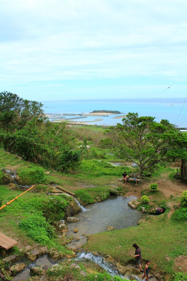 那覇/本島北部(名護/本部)/本島中部(恩納/沖縄市)/本島南部(糸満/知念)/離島(久米島/宮古/石垣)の沖縄本島/諸島をぐるりと巡る旅。<br />49の有人島と多数の無人島から成り、最東端から最西端までは約1,000 km、最北端から最南端までは約400kmと広大な県域を持つ沖縄県。<br />亜熱帯で生物に好適な気候に恵まれ、沖縄本島北部には山原（やんばる）と呼ばれる森林が広がっており、ノグチゲラ、ヤンバルクイナ、ヤンバルテナガコガネといった天然記念物等貴重な生物が生息している。山原と沖縄本島の海岸線の一部、慶良間諸島等が沖縄海岸国定公園に指定されている。西表島一帯および石垣島の一部が西表石垣国立公園に指定されており、マングローブ林が広がるほか、イリオモテヤマネコ等の貴重な生物が生息しています。<br />観光産業も盛んで国内屈指の海の美しさを誇りダイビングスポットとしても有名で本島・離島を問わず海岸線は絶景が広がっています。また琉球王国のグスク及び関連遺産群の世界遺産、万座毛やおきなわワールド・琉球村等のテーマパーク等もあります。米軍基地がある沖縄は街並みも異国情緒溢れており、琉球文化と共に進化した独自の文化が楽しめます。<br />那覇/本島北部(名護/本部)/本島中部(恩納/沖縄市)/本島南部(糸満/知念)/離島(久米島/宮古/石垣)の沖縄本島/諸島の見所をぐるりと巡ってみました。<br /><br />□■□■□■□■□■□■□■□■□■□■□■□■□■□■□■<br /><br />行こうよ！おいでよ！沖縄ぐるり旅、今回は環境省選定で日本最南端の日本名水100選に選ばれた「垣花樋川(かきのはなひーじゃー)」へ行って来ました。<br />沖縄県南城市玉城字垣花にある湧水で1985年に選定されました。湧水は垣花集落の高台の中腹にあり、2ヶ所の水路を引いて流しており、右側を男川(いきががー）、左側を女川(いなぐがー)と呼ばれています。女川は下流から見えないように工夫されていて、女性が沐浴等に使用され、下流の浅い泉は馬に水を飲ませたり、水浴びをしたと言い伝えられています。観光客だけでなく、地元の人達の水浴び場としても使用されていて、地元の子供達が楽しく水遊びをしていたのが印象的でした。ここに到着するまでの道程は大変厳しく、足元は琉球石灰岩の石畳道が続き、急勾配の坂道になっているため、スニーカー等の運動靴で来られることをおススメします。ヒールやサンダルだと苦労しますのでご注意下さい。<br />道程は険しいですが、到着すると眼下に広がる沖縄ブルーの青い海と名水100選の涼しげな水音は抜群のロケーションでした。時間がある時は足だけでも水に浸かって水遊びするのもいいですよ！<br /><br />＜日本名水100選＞<br />【1】熊野の清水<br />http://4travel.jp/traveler/dekadora/album/10557908/<br />【2】忍野八海<br />http://4travel.jp/traveler/dekadora/album/10564209/<br />【3】垣花樋川<br />http://4travel.jp/traveler/dekadora/album/10594005/<br />【4】安曇野わさび田湧水群<br />http://4travel.jp/traveler/dekadora/album/10631180/<br />【5】柿田川湧水群<br />http://4travel.jp/traveler/dekadora/album/10637296/<br /><br />□■□■□■□■□■□■□■□■□■□■□■□■□■□■□■<br /><br />＜垣花樋川＞<br />https://www2.env.go.jp/water-pub/mizu-site/meisui/<br /><br />□■□■□■□■□■□■□■□■□■□■□■□■□■□■□■<br /><br />＜行こうよ！おいでよ！沖縄ぐるり旅＞<br />【1】那覇空港<br />http://4travel.jp/traveler/dekadora/album/10592865/<br />【2】世界遺産①　識名園<br />http://4travel.jp/traveler/dekadora/album/10593417/<br />【3】COCO　GARDEN　RESORT　OKINAWA<br />http://4travel.jp/traveler/dekadora/album/10593422/<br />【4】沖縄美ら海水族館<br />http://4travel.jp/traveler/dekadora/album/10593445/<br />【5】海洋博公園（オキちゃん劇場/マナティー館/ウミガメ館）　<br />http://4travel.jp/traveler/dekadora/album/10593697/<br />【6】おきなわ郷土村＆海洋文化館<br />http://4travel.jp/traveler/dekadora/album/10593706/<br />【7】世界遺産②　今帰仁城跡<br />http://4travel.jp/traveler/dekadora/album/10593735/<br />【8】古宇利大橋を望むカフェ　フクルビの絶景ランチ<br />http://4travel.jp/traveler/dekadora/album/10593748/<br />【9】ナゴパイナップルパーク<br />http://4travel.jp/traveler/dekadora/album/10593772/<br />【10】ジンべエザメ体験ダイビングＩＮ沖縄<br />http://4travel.jp/traveler/dekadora/album/10593106/<br />【11】フィッシャーマンズウォーフ<br />http://4travel.jp/traveler/dekadora/album/10593787/<br />【12】御菓子御殿読谷村本店＆沖縄海岸国定公園　残波岬<br />http://4travel.jp/traveler/dekadora/album/10593791/<br />【13】美浜アメリカンビレッジ<br />http://4travel.jp/traveler/dekadora/album/10593799/<br />【14】世界遺産③　座喜味城跡<br />http://4travel.jp/traveler/dekadora/album/10593800/<br />【15】読谷やちむんの里<br />http://4travel.jp/traveler/dekadora/album/10593994/<br />【16】ＡＮＡ沖縄ハーバービュークラウンプラザ　<br />http://4travel.jp/traveler/dekadora/album/10595743/<br />【17】日本の道100選　首里金城町石畳道<br />http://4travel.jp/traveler/dekadora/album/10593960/<br />【18】創作琉球料理会席 首里殿内（すいどぅんち）<br />http://4travel.jp/traveler/dekadora/album/10593971/<br />【19】慶良間諸島　体験ダイビング日帰り１日プラン<br />http://4travel.jp/traveler/dekadora/album/10595837/　<br />【20】沖縄都市モノレール線　ゆいレール<br />http://4travel.jp/traveler/dekadora/album/10594680/<br />【21】世界遺産④　守礼門&amp;園比屋武御嶽石門<br />http://4travel.jp/traveler/dekadora/album/10595750/<br />【22】世界遺産⑤　首里城跡<br />http://4travel.jp/traveler/dekadora/album/10595770/<br />【23】世界遺産⑥　玉陵<br />http://4travel.jp/traveler/dekadora/album/10595779/<br />【24】国際通り＆沖縄グルメ<br />http://4travel.jp/traveler/dekadora/album/10595796/<br />【25】第一牧志公設市場＆壺屋やちむん通り<br />http://4travel.jp/traveler/dekadora/album/10595815/<br />【26】ＤＦＳギャラリア＆フードコロシアム＆しゃぶしゃぶ亭 <br />http://4travel.jp/traveler/dekadora/album/10595820/<br />【27】日本100名水　垣花樋川<br />http://4travel.jp/traveler/dekadora/album/10594005/<br />【28】ケイブカフェ＆ガンガラーの谷ツアー<br />http://4travel.jp/traveler/dekadora/album/10594014/<br />【29】知念岬公園<br />http://4travel.jp/traveler/dekadora/album/10594351/<br />【30】カフェ風樹<br />http://4travel.jp/traveler/dekadora/album/10595734/<br />【31】世界遺産⑦　斉場御嶽 <br />http://4travel.jp/traveler/dekadora/album/10595824/ 