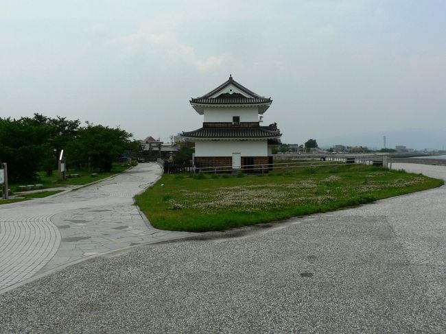 九華公園（きゅうかこうえん）は、桑名市にある公園で桜、つつじ、花菖蒲の名所として知られ、桑名市民の憩いの場として親しまれている。<br />九華公園は桑名城跡を公園として整備したもので、桑名城ゆかりの遺構を見ることができる。堀は公園全体の約６割を占め水が張られて堀上には橋が架けられている。<br />明治維新に桑名城は焼け落ち荒廃していたが、１９２８年に楽翁公（松平定信）没後百年祭を記念して、本丸・二之丸一帯が九華公園として整備された。松平 定信（まつだいら さだのぶ１７５９−１８２９年）は、江戸幕府第８代将軍・徳川吉宗の孫で第１１代将軍・徳川家斉のもとで老中首座・将軍輔佐として寛政の改革を行った中心人物だが１８１２年に伊勢国桑名藩に隠居し楽翁と号した。<br />１９４２年に、「桑名城跡」が三重県指定文化財・史跡となり周辺には本丸跡 、天守閣跡、鎮国守国神社 、辰巳櫓跡、神戸櫓跡、ニ之丸跡、奥平屋敷、ニ之丸堀、三之丸跡などがある。<br />七里の渡に面して桑名を象徴する蟠龍櫓（ばんりゅうやぐら）が復元され水門統合管理所となっている。歌川広重の浮世絵「東海道五十三次」でも、海上の名城と謳われた桑名城の象徴として蟠龍櫓を描いている。「蟠龍」とは、天に昇る前のうずくまった状態の龍のことで水を司る聖獣、航海の守護神として据えられたものと考えられている。 <br />中国には九華扇という扇があり、桑名城の通称が扇城であること、九華は「くわな」と読むことができることから城の通称と「くわな」の読みにかけて九華公園と名づけられたと言われている。<br />水門統合管理所建設の際、蟠龍櫓（ばんりゅうやぐら）を復元して管理所として使用しようとの発想は観光遺産の景観保存と管理事務所機能を兼用したものですばらしいと思った。<br />（写真は九華公園）<br />