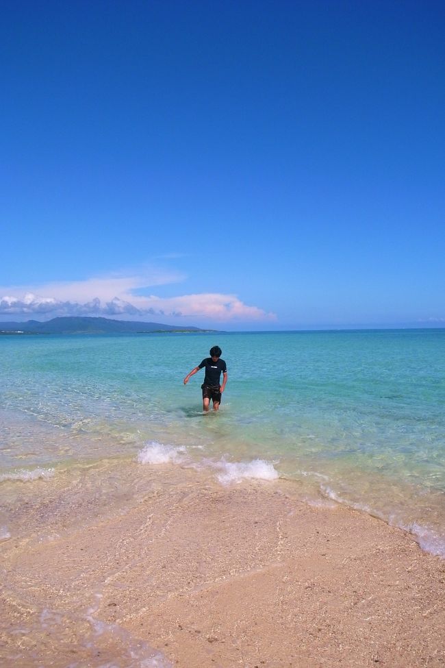 2011年7月15日～18日<br /><br />八重山旅行3日目は幻の島＆バラス島のシュノーケルツアーに参加しました。<br /><br />ホテルまでお迎えに来ていただき、一日のツアーに参加しました。<br /><br />心配していた台風の影響も、少し波が高いぐらいで、幻の島もバラス島も、想像以上の透明度で、さんごやお魚を堪能することができ大満足でした！！<br /><br />写真はＧＲ－ＤＩＧＩＴＡＬⅡ<br /><br />こちらは幻の島＆バラス島編です。