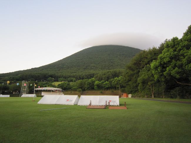 朝早く起き、開聞岳に登る。7号目までは景色に恵まれず、単調な登りが続く。8号目からは霧につつまれ、山頂でも霧は思うように晴れることはなかった。<br /><br />　下山後は鹿児島の城山に行き、また熊本へ。月廻り温泉に入ってから草千里の駐車場で宿泊する。