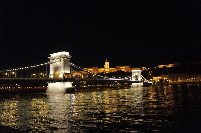 ハンガリーの首都、ブダペストへ行ってきました！！<br /><br />中世の街並みが素敵すぎです。<br /><br />建物の中もどこに行っても豪華絢爛！！<br />夜景も本当に綺麗でした〜〜〜！！<br /><br />*******************************<br />２０１１年の夏休みの旅程は・・・<br /><br />羽田空港<br />　↓<br />英国（ヒースロー着）<br />　↓<br />ロンドン（ショッピング・アフタヌーンティー・ミュージカル）<br />ブライトン観光<br />　↓<br />オーストリア　ウィーン観光<br />　↓<br />☆★ハンガリー　ブダペスト観光★☆<br />　↓<br />ヒースロー経由で羽田へ帰国