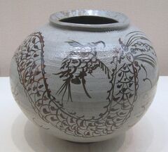 川本桝吉 竹内忠兵衛 蒔絵仕立 黒地金彩花鳥文沈香壺 瀬戸焼