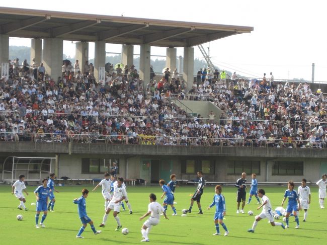 ワールドカップ世界一に輝いた日本代表女子サッカー『なでしこJAPAN』が岡山県北に位置する温泉の街、美作市湯郷（みまさかしゆのごう）にやってきました。<br />ロンドン五輪アジア最終予選直前のこの合宿は、8/22〜27日までの6日間行われます。<br /><br />初日は報道陣150、午後のみの練習で観客数3500人だったのが翌日は倍の観客数。<br />そして、私たちが行った3日目は午前中2600人、午後6000人、一日で8600人の人出。<br /><br />湯郷温泉街は、なでしこフィーバーで一気に湧いています！<br /><br /><br />◆なでしこキャンプ情報はこちらから↓<br />http://www2.city.mimasaka.lg.jp/nadeshiko/<br /><br />◆「くいしん坊」<br />定休日：火曜日（祝祭日を除く）<br />営業時間：11:00〜深夜1時（16:00〜17:00準備中）<br />駐車場：20台<br />電話：0868-26-1958<br />住所：岡山県津山市川崎138-2<br /><br /><br />