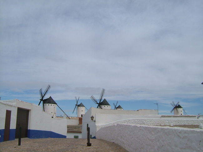 スペインといえば、風車?!<br />Don Quijote(ドンキホーテ）の舞台、いざLa Mancha（ラマンチャ）へ♪ <br /><br />Madorid からアンダルシアのGranada(グラナダ)まで、陸路を紹介します。<br />