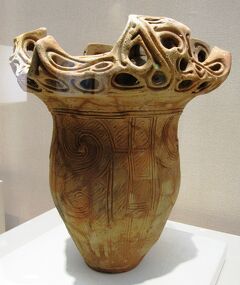 川本桝吉 竹内忠兵衛 蒔絵仕立 黒地金彩花鳥文沈香壺 瀬戸焼
