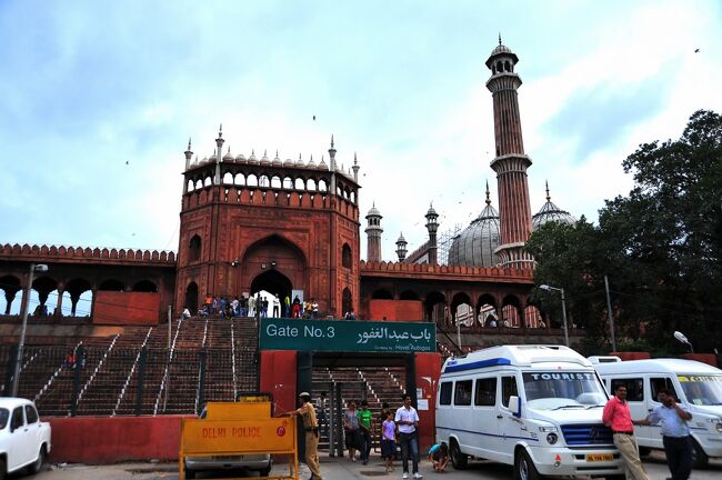 インド、Rajasthan州をひと回りしました。<br />夜行列車、ジャイサルメールとジョドプルのFort＝城砦見学、<br />宮殿ホテル滞在がポイントの旅行です。<br />移動はガイド、ドライバーと共に自動車が中心で、<br />その他は夜行列車と国内線空路です。<br /><br />Ｎｏ１はデリー到着とオールドデリーの街歩きです。<br />表紙写真はオールドデリーのモスク、ジャマー・マスジットです。<br /><br />日程<br />１日目：成田⇒デリー。ザ・グランド泊。<br />２日目：オールドデリー街歩き⇒夜行列車でRajasthan州のジャイサルメールへ。列車泊。<br />３日目：昼ジャイサルメール着⇒夕方サム砂丘へ。<br />　　　　ジャイサルメール、フォートラジワダホテル泊。<br />４日目：Fort＝ジャイサルメール城、ジャイナ教寺院、バザール歩き。<br />　　　　ジャイサルメール、フォートラジワダホテル泊<br />５日目：ジョドプールヘ車移動。Fort＝メヘランガール城、バザール歩き。<br />ウメイドバワンパレス泊。<br />６日目：ウダイプルへ車移動。<br />　　　　途中ジャイナ教のアーディナータ寺院、サヘーリョーン・キ・バーリー庭園見学。<br />　　　　ウダイプル、レイクパレスホテル泊。<br />７日目：ガート、シティパレス見学後、空路デリーへ。国際線デリー発。<br />８日目：成田着<br />　　