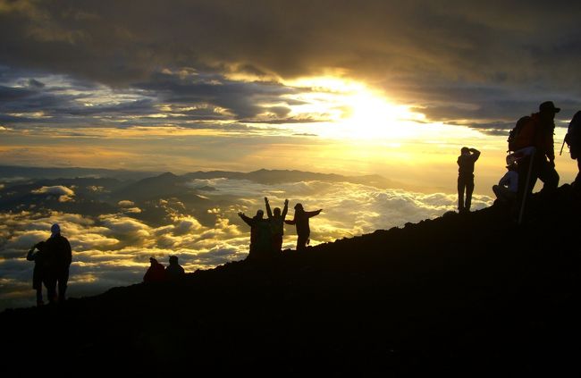 ご訪問をありがとうございます。<br /><br />去年の富士登山初登頂の感激が忘れられなくて、今年も登ってしまいました。<br />今回はルートを富士宮に変更、日本最高峰の剣が峰に登り、お鉢巡りもしなくては！<br /><br /><br />富士山　　標高3775.53m<br />標高差　　約1376m<br />ルート　　富士宮ルート　お鉢巡り<br /><br /><br />2011年登山記録<br /><br />1/15 繖山<br />1/29 綿向山<br />2/3 音羽山<br />2/8 飯道山・庚申山<br />2/19 雪野山・鏡山<br />2/27 水井山・横高山<br />3/27 姫越山 <br />4/12 ホッケ山・権現山 <br />4/16 御池岳 <br />5/17 堂満岳<br />5/26 百里ヶ岳<br />6/2 多田ヶ岳（敗退）<br />6/12 三十三間山<br />6/22 白山（途中まで）<br />7/3 鳥海山<br />7/18 白山<br />8/3～8/4立山<br /><br />