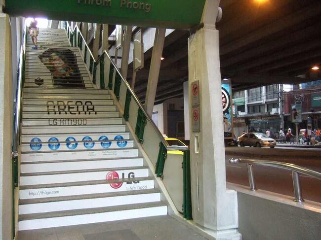 8日曜あさプロンポン駅の階段あたり０８１２０７～１０１２２３