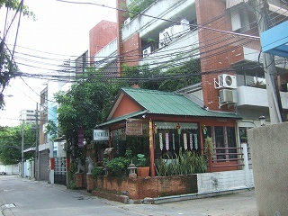 2土曜レストランGEDHAWAゲッダワ<br />写真は080519.先月夜に食事。改めて明るい朝の散歩で写真を撮る。<br />スクンビット通りのソイ39からソイ35に向かう途中のレストランはチェンマイの雰囲気のGEDHAWAゲッダワ。テーブルをくっつけて欧米人家族がお祝いパーティの雰囲気だったり。中華系家族がにぎやかに食事したり。目立たない場所だけれど雰囲気の良いお店。日曜休み。<br />