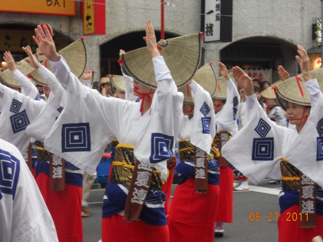 徳島の阿波踊りは、あるイベントでちょっとだけ、あとは映画とテレビでしか見たことありませんでした。　これまではこのような日本の昔ながらのお祭りに興味がなかったので、この高円寺での毎年恒例の阿波踊りのイベントに関しても初めて知りました。<br /><br />本場徳島の次に大きくて有名な阿波踊りだそうです。<br /><br />初めて行ったので、どの辺りが見やすいかなど分からず、特等席(始まる直前に敷くゴザの上)では見ることが出来ませんでしたが、柵から1列目をキープ!　そしたら、そのエリアから阿波踊りを踊る方々がスタートするための待機場所でした(笑)。　でも、写真はたくさん撮れたので(ほとんど全て後ろ姿なのですが…(苦笑)<br /><br />今も、あの太鼓のドーンドーンという音が響いてきそうなくらいです。