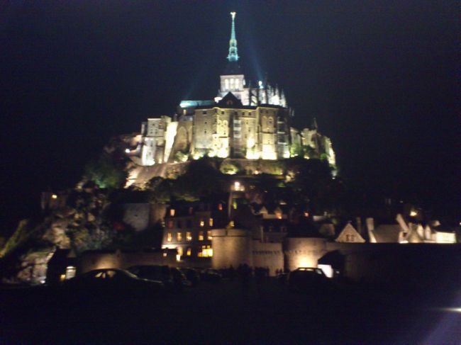 夏休みにフランスへ旅行初めての一人旅に出かけることにしました。<br />福岡空港から上海の浦東国際空港を経由して、フランスへ向かいます。<br />フランス語はおろか英語もほとんど話せません。<br />ツアーの利用もしない、個人手配の旅行計画です。<br />とにかく、チャレンジの旅です。<br /><br />《日程》<br />　8/18 　ＣＤＧ空港→　パリ・モンパルナス駅　→　レンヌ駅　→　モンサンミッシェル<br /><br />後編です。