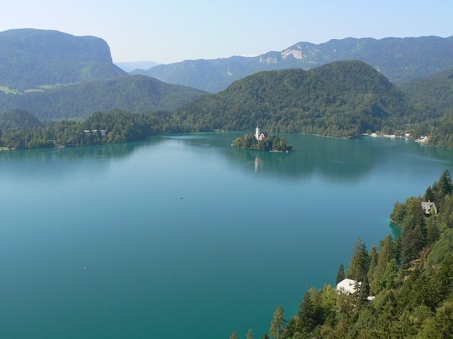 阪急交通社の添乗員同行ツアー「夏特クロアチア・スロベニア・ボスニアヘルツェゴビナ10日間」でアドリア海に面した3か国を巡って来ました。これでもか！というぐらい世界遺産テンコ盛りのツアーです。<br />フォートラベルの旅行記を見て行きたくなったブレッド湖とプリトヴィツェ湖群国立公園が今回の旅行のお目当ての場所です。そのブレッド湖から観光のスタートです。<br /><br />＜旅程＞<br />■18日（木）　成田（LH711）⇒フランクフルト（LH1264）⇒グラーツ→ブレッド<br />■19日（金）　ブレッド→ポストイナ→オパティヤ<br />　　　＜バス経路＞http://g.co/maps/7uj6t<br />□20日（土）　オパティヤ→シベニク→トロギール<br />□21日（日）　トロギール→スプリット→ドブロブニク<br />□22日（月）　ドブロブニク観光<br />□23日（火）　ドブロブニク→モスタル→コレニツァ<br />□24日（水）　プリトヴィツェ観光<br />□25日（木）　コレニツァ→ザグレブ→リュブリャナ→グラーツ<br />□26日（金）　グラーツ（LH1261）⇒フランクフルト（LH710）⇒<br />□8月27日（土）　⇒成田