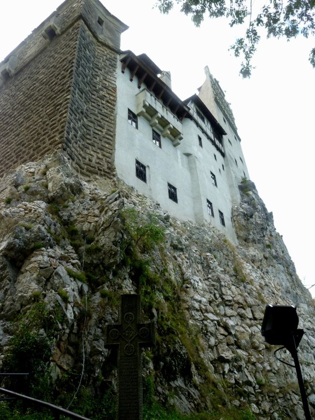 １０数年前からずっと行ってみたかったルーマニアのトランシルヴァニア地方へ念願かなって行ってきました。<br /><br />２日目③は、『吸血鬼ドラキュラ』の居城のモデルになった城『ブラン城』へ。<br />ブラン城は、ブラショフから南西に約30km、ブチェヂ山麓にあるブラン村の山上にそびえ建つ、中世の城砦です。<br />眺めの良いファミリー・リゾート『Vila Bran』で夕食をとりました。