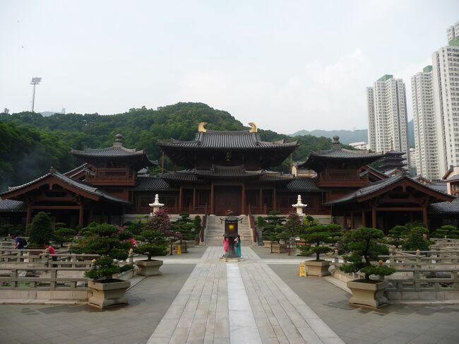 南蓮園池 Nan lian gardennに行ってきました。MTR鑽石山駅 Diamond hill駅から出てすぐ。庭園見学開放時間は、午前7時 ― 午後9時 毎日 寺院等は16時半まで。政府によって委任された設計にて、2006年11月 MTR Diamond hill駅上のハリウッドプラザ(大型ショッピングモール)横に建築されました。面積は35000平方メートル 庭園は、唐朝の古代のスタイルで造れています。デザインは、小さな丘と岩(奇岩が多い!)、池、多くの木々で構成されて、唐朝時代の古典的配置がなされています。又 一方通行の円形道での観光ルートになっています。仏教修道院も、唐朝建築として壮大でエレガントな複合体として建築されました。<br />