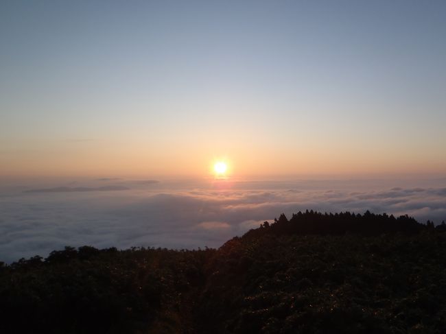 氷ノ山登山〜<br /><br />昨年からの一年越しの計画、氷ノ山の山頂にある山小屋（避難用）で一泊のトラベル。<br /><br />満天の夜空を観たい、日の出を観たい。うまいビールが飲みたいin 山小屋。<br /><br />今回は、Kさん、Hさんと計3人で出発。<br /><br />7時過ぎ姫路発の播但線で一路、八鹿へ。<br /><br />鉢伏行きのバス待ちに一時間ほど時間があったので、近くの食堂で早めの昼食。<br /><br />なんとまあ、アットホームな食堂なこと！（最近、熊が出たよの情報を）<br /><br />散々迷ったあげく・・・かつ丼をいただきました。<br /><br />さあ、バスに乗って登山口に出発（約一時間）、うとうとしてたら到着。<br /><br />バスを降りて、登山準備開始〜完了。<br /><br />さあ、ついに出発！<br /><br />ここでいきなり道に迷う！<br /><br />相当厳しい、険しいところを登ってはウロウロ、あっちもだめ、こっちもだめ、急斜面なので、下りはすべる、数回こける。（雨上がりの為、沢の水量は多いし、山道もぬかるんでいる。）<br /><br />結局、山へ入る道が見つからず、元のバス停に戻り誰かに聞くことに。<br /><br />自販機でジュースを飲みながら、地元の人にKさんが道を確認。<br /><br />どうやら最初に行こうとしていた道が正解らしい。<br /><br />ここでのロスは、準備運動ってことで。（約３キロ、２時間）<br /><br />なんつう、きつい準備運動なんでしょうと！<br /><br />さあ、今度こそ山頂へ。<br /><br />沢の右から山道へ、この道が思いのほか厳しかった。<br /><br />一気に鉢伏から氷ノ山への尾根道まで駆け上がる道。<br /><br />ひたすら何も考えず・・・しかし、リュックが重い。<br /><br />なぜ、こんなに歩きにくい？<br /><br />一回でも、近場の六甲でリュック担いで歩く練習しとけば良かった。<br /><br />（リュックの中のクーラーバックの冷えた缶ビールを飲んでしまえば軽くなる。と真剣に考えた×２回、藪にまぎれてこっそり飲もうかと。）<br /><br />何とか尾根道に到着。<br /><br />美しい景色を観ながら、ちょっと休憩。小雨が降ってくる。<br /><br />山頂目指し、元気よく？出発！<br /><br />ここからは、前回、トレランで行った道なのだが、ビールとワインの入った16kgのリュックは、思った以上に・・・しんどい。<br /><br />大きい一歩で行くと、重心が後ろなのでふらふらとバランスを崩す。<br /><br /> <br /><br />頭の中は、山頂で飲むビールのことだけ考えて、一歩一歩。<br /><br />途中の避難小屋で小休止しながら、山頂へ。<br /><br />3.5k、3k、2.5k、2k、1kと看板が・・・なんで2kから1kにとぶねん。<br /><br />1.5kがあると思うのになかなか出てこないので、めっちゃ辛いこの区間。<br /><br />さあ、最期の階段や、これさえ上りきったら頂上やと上りきって、曲がったら・・・。<br /><br />あれれ？？？まだまだ先が！（ガスってて頂上が見えていないので）<br /><br />心折れ折れで、また、一歩一歩。<br /><br />また、キレイな直線状に伸びていく階段が。<br /><br />そうそう、これが最期の階段です。<br /><br />ついに山頂！山小屋がうっすらガスの中から見えてくる。<br /><br />到着！やったぁ〜！<br /><br />なんと山小屋には、先客が2人。<br /><br />私たちは、2Fで。<br /><br />早々に着替え、とりあえず、缶ビール！クーラーバックから取出すと、冷え冷えです。<br /><br />3人でカンパーイ！標高1500nで飲む冷えたビールのおいしいこと。<br /><br />もう、最高の瞬間でした。<br /><br />お腹もぺこぺこなので、さっそく調理開始？？？<br /><br />夕食は、スパゲッチカルボナーラです。<br /><br />（パスタを茹でて、ソースをかけるだけなんですが。）<br /><br />うまい！やきとりの缶詰もうまい！<br /><br />みんなでワイワイと騒ぎながらの夕食でした。<br /><br />夕食後は、冷えた赤ワインをゆっくりと・・・。<br /><br />本当は、満天の星空が観たかったのですが、この天気ではと思いながら窓を開けると・・・。<br /><br />雲がまったく無い、満天の星空です。<br /><br />いつも観ている星空に細かい光る砂をまき散らしたような感じ。<br /><br />ただただ声が出ず、ぼぉーっと。すごかったです。<br /><br />悲しいかなデジカメでは、真っ暗でした。<br /><br />とりあえず寝ようとのことで、睡眠。<br /><br />当然、熟睡は出来ず。<br /><br />あっという間に外がうっすらと。<br /><br />窓を開けると・・・見たこと無い景色が。朝日の出る前の雲海。<br /><br />ほんとに来てよかったの一言。<br /><br />そしてみんなで一緒に日の出をゆっくりとみせてもらう。<br /><br />日本で兵庫でこんなキレイな景色が観えるなんて・・・。<br /><br />富士山の朝はもっとキレイなんだろうか？<br /><br />これが初日の出なら、辺り一面真っ白な中で、雲海の中から朝日がと思うと。危険なにおい！<br /><br />年末に行くバガンでの朝・夕日はどんなんだろう？<br /><br /> <br /><br />朝日を十分堪能し、さびしい気持ちで下山の準備。<br /><br />三の丸経由で鳥取県側に下りるルートです。<br /><br />このルート、途中にジブリの世界があるんです。<br /><br />（勝手に言っているだけですが。）<br /><br />十分ジブリの世界を楽しんで、急な斜面を無事下山。<br /><br />氷太くんという施設から、バスで温泉へ。<br /><br />温泉に入った後、若桜まで歩く。<br /><br />スーパーのお姉さんに教えてもらった食堂でおいしいと勧められていた豚しょうが焼丼をいただく、うまぁい！<br /><br />缶ビール飲んで、鳥取だけに梨の缶チューハイもいただき。<br /><br />帰路、出発・・・が、途中、岡山で集中豪雨があり列車がストップ。<br /><br />さんざん待ったあげく、結局、バスに乗り換え移動。<br /><br />途中、ワンマン列車の中で楽しそうにビールを飲んでいる3人組みになってしまいました。<br /><br />周りの皆さん、ご迷惑をお掛けしました。ちょっとはしゃいでたかも？<br /><br />締めは、駅そばを食べて、たのしい氷ノ山一泊トラベルが終わりました。<br />