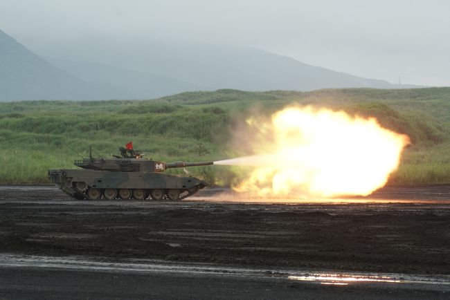 性懲りもなく今年も行きました。<br />「陸上自衛隊　富士総合火力演習」<br />夜間演習に引き続き、３日後の本番演習も…<br />偉大なるマンネリズムとはこのことでしょうか。<br />毎年同じ内容ですが、東富士演習場に数万の観客が集まりました。<br />それにしても震災の自粛ムードはどこ吹く風、<br />人気のためか入場券の入手困難さはうなぎのぼりで<br />機関銃で乱射するも命中弾一発もなし…<br />そこで、他ルートで手に入れた入場券は「Ｄスタンド券！」<br />いつもよりは時間に余裕を持って出かけられるのに、<br />貧乏根性が染み付いてるのでしょうね、駐車場へ朝５時前には着いて、会場のＤスタンド席には６時には座れました。<br />１０時３０分開始まで、延々と待つこと４時間半<br />１時間半の演習はあっという間に終わりました。<br />ドカドカ撃って、地響きが凄く活火山の富士山は大丈夫かなあ…<br />心配してしまいました。