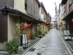 京都、祇園：花見小路を歩く