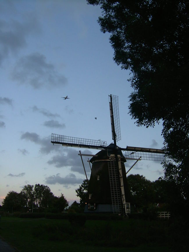 オランダの首都アムステルダム <br /><br />行く前に、アムス在住の友人に「オランダは何処に行きたい？」と聞かれた時 <br /><br />私：・・・お隣ベルギーのアントワープに・・・・行きたいです。 <br />友：　オランダは？ <br />私：・・・やっぱり風車かな？ <br /><br />･･･-確か2年前のスペイン渡伊前にも <br />私：スペインは・・・ラ　マンチャで風車が見たい。あとはグラナダ・・・ <br /><br />別に私、風車マニアではないのだけれど(笑)、 <br />たまたま風車の風景のある国へ再び訪れました。