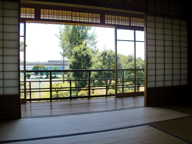 西園寺公望(さいおんじ きんもち)公(嘉永2年(1849年)12月7日〜昭和15年(1940年)11月24日)は、明治期から昭和期初期にかけて活躍した政治家であり、且つ、明治維新(めいじ いしん)最後の元老職に在った人物である。<br /><br />即ち、元老とは明治維新で活躍した『元勲優諚(げんくん ゆうじょう)』とされ、官軍方首脳人で明治期に内閣制度が確立するに及び薩長、及び、公家出身で内閣総理大臣経験者、若しくは、それに準ずる者は「元老」と称し、国事に関する重大決定事項に対し天皇の輔弼諮問機関の一員として活躍する機会を得た。<br />即ち、<br />伊藤博文(いとう ひろぶみ)(天保12年(1841年)10月16日〜明治42年(1909年)10月26日)長州<br />黒田清隆(くろだきよたか)(天保11年(1840年)11月19日〜明治33年(1900年)8月23日)薩摩<br />山縣有朋(やまがた ありとも)(天保9年(1838年)6月14日〜大正11年(1922年)2月1日)長州<br />松方正義(まつかた まさよし)(天保6年(1835年)3月23日〜大正13年(1924年)7月2日)薩摩<br />井上 馨 (いのうえ かおる)(天保6年(1836年)1月16日〜大正4年(1915年)9月1日)長州<br />西郷従道(さいごう つぐみち)(天保14年(1843年)6月1日〜明治35年(1902年)7月18日)薩摩<br />大山 巌 (おおやま いわお)(天保13年(1842年)11月12日〜大正5年(1916年)12月10日)薩摩<br />桂 太郎 (かつら たろう)(弘化4年(1848年)1月4日〜大正2年(1913年)10月10日)長州<br />西園寺公望(さいおんじ きんもち)公家<br />の9名である。<br /><br />西園寺公は、明治39年(1906年)1月7日〜明治41年(1908年)7月14日に第12代、及び、明治44年(1911年)8月30日〜大正元年(1912年)12月21日に第14代内閣総理大臣を拝命組閣したが、特に後者では明治天皇崩御に伴い葬儀執行の重責を果す。<br />此の時代は 桂 太郎 と内閣を交互に組織した事から桂園時代(けいえん じだい)と称される。<br /><br />然るに、時代は下がり大正期ともなると幕末期に活躍した元老は次々と死去し、薩摩藩出身の松方正義が大正13年(1924年)7月2日に死去するに及び、元老職に在る者は西園寺公唯1人となった。<br /><br />西園寺公は、東海道往還の都度、風光明媚で温暖な気候に恵まれた興津清見潟に着眼したに相違無い。<br /><br />西園寺公は、江戸期天明5年(1785年)12月から興津宿で脇本陣として営業していた旅館一碧楼水口屋を贔屓にし度々投宿していた。<br /><br />西園寺公は第1次世界大戦(大正3年(1914年)7月28日〜大正7年(1918年)11月11日)終結と連合国側が戦後処理確定を協議する為に開催されたヴェルサイユ講和会議に日本全権代表として出席すべく大正8年(1919年)1月に渡仏活躍し同年8月に帰国したが、西園寺公は講和会議帰国後は政界から引退し悠々自適生活を期待していたものと推定せられ、事実、此れを裏付けるが如く、同年9月21日に坐漁荘が竣工する。<br /><br />坐漁荘は、西園寺公が老後の静養と避寒を目的に静岡県庵原郡興津清見町に建築した別荘で、設計は西園寺公と関係が深かった住友本社建築技師 則松幸十が行ない、京都から馴染みの大工衆を呼寄せ建てられた。<br /><br />坐漁荘外観は、成り上がり共達が好んで建てるが如き御殿構造様式とは著しく異なり、屋敷構造としては簡素で地味ならが、且つ、こじんまりとした構造で、西園寺公が好まれた竹を欄間の意匠に用いたが、然し、テロが横行した当時の世情背景が充分反映され、窓に取付けられた装飾竹格子の節穴中には鉄筋が充填され、更に、板張り廊下は注意深く歩行しても、歩く都度、軋み音が生じる「鶯張り」構造が採用され、何れも、外部不法侵入者防止の為の防犯機能を有していた。<br /><br />世情を反映し、政治情勢が混沌として内閣総辞職に拠る政変が免れぬ状況ともなると、在京政府要人、政党幹部が西園寺公に意見を求めんとして坐漁荘を訪問した事から、此れを興津詣(おきつもうで)でと称した。<br /><br />また、天皇の求めに応じ、内大臣を通じ上京要請を受け、興津から東京に出向き、元老として時の天皇に助言と云ふ形態で輔弼を行う。<br /><br />然るに、西園寺公が必要に応じ興津駅に特別急行列車を臨時停車させ東京との往還に利用したとの説が当時から現在も根強く流布しているが、坐漁荘完成以前に、西園寺公が愛用していた一碧楼水口屋旅館に現存する西園寺公が該旅館宛に投函した大正6年(1917年)12月11日附書簡本文に於いて、<br />「来ル十五日午前九時二四分京都驛發ニテ静岡乗カへ午後五時三二分御地ニ参リ候、云々」<br />との記述が確認される。<br />即ち、大正4年(1915年)3月東京博文館発売 公認汽車汽舩旅行案内 に拠れば、<br />下関19時10分発東京行特別急行列車2列車に京都駅から乗車し静岡駅16時18分に到着し、神戸5時発東京行普通列車18列車に乗換、興津駅に17時32分に到着する旨を通知した内容で、少なくとも、該特別急列車を興津駅に臨時停車などさせていない。<br />恐らく、政友会総務で初代鐵道大臣を務めた 元田肇(もとだ はじめ)(安政5年(1858年)2月28日〜昭和13年(1038年)10月1日)や、第7代大臣 小川平吉(おがわ へいきち)(明治2年(1869年)12月〜昭和17年(1942年)2月5日)達が該職務権限を露骨に行使し西園寺公面会を名目に、当時唯一の存在だった特別急行列車を興津駅に臨時停車させていた史実が、あたかも西園寺公がしていたかの如く誤伝されたのが発端と推定される。<br /><br />昭和になり興津詣で坐漁荘訪問者が激増した事もあり、昭和4年(1929年)坐漁荘は増築され、洋間、及び、テラスが設置され、洋間は応接間兼用の機能を果たす。<br /><br />大正8年(1919年)9月に坐漁荘竣工時に於ける西園寺公警備は、静岡県清水警察署興津派出所勤務警察官7名中1名交代で行うと云う牧歌的状況だったが、大正10年(1921年)11月4日に東京駅頭で 原 敬(はら たかし)(安政3年(1854年)3月15日〜大正10年(1921年)11月4日)内閣総理大臣暗殺事件が発生すると該派出所勤務警察官は9名体制となり隔日交代警備体制となるが、然し、世情が安定した事から、大正13年(1924年)該派出所勤務者は5名に減少した。<br />再び慌しさと緊張感が増すのは、昭和5年(1930年)11月14日に岡山県で開催される陸軍大演習参観の為に東京駅から特別急行列車つばめ号に乗車直前に狙撃された濱口雄幸(はまぐち おさち)(明治3年(1870年)5月1日〜昭和6年(1931年)8月26日)内閣総理大臣暗殺未遂事件が発生した事から西園寺公専従警備の為に警察官2名が配備され、坐漁荘山側の女中部屋隣に警察官詰所が設置された。<br />その後、昭和7年(1932年)5月15日に海軍青年将校数名に依る犬養 毅(いぬかい つよし)(安政2年(1855年)6月4日〜昭和7年(1932年)5月15日)内閣総理大臣暗殺事件発生に及び、該詰所配置が20名に増強される。<br />更に、昭和11年(1936年)2月26日発生の 2.26事件の結果、警備人数不足が指摘され、60名に増強され、それ迄は、近所の子供達が邸内敷地に入っても咎められすら無かったものが、此れ以降、警戒厳重になり、許可無き部外者の立入は厳しく制限され、且つ、西園寺公も警備上の理由から邸外に出る事する自由に叶わなくなり、薨去まで半ば軟禁生活を強いられる事となった。<br />因みに、当時の内務省警保局極秘資料に拠れば、要人警護として西園寺公警備に関しては1人1日2円50銭の特別手当が支給されたが、此の金額が安いか高いかが議論が分れる処だが、2.26事件で神奈川県湯河原に滞在中に襲撃された牧野伸厭顯(まきの のぶあき)(文久元年(1861年)11月24日〜昭和24年(1949年)1月25日)警護の警視庁皆川巡査は拳銃で応戦後、弾丸が尽き襲撃隊に射殺された事などを考慮すると、現在の民主党デモシカ閣僚達の警備などと異なり当時の要人警備は正に命懸である。<br /><br />殊に、5.15事件以降は、坐漁荘との間に、政府首相官邸、宮内省、内大臣府、静岡県知事、及び、警察部長と直通緊急回線が敷設された。<br /><br />昭和11年(1936年)2月26日深更、坐漁荘に内大臣秘書室長 木戸幸一から緊急電話が入電し、払暁、帝都在勤陸軍第1師団が青年将校数名に引率され重臣を襲撃し別働隊が静岡県内に所在し、西園寺公も襲撃対象となる恐れ有りとの驚くべき内容を伝えてきた。<br />電話を受けたのは女中頭 漆原 綾 で、直ちに就寝中の西園寺公を起こすと共に、静岡県警から110名が緊急配備で配置に付き、西園寺公は静岡県警察部長差回しの乗用車に乗せられ、静岡旧市内に在った警察部長官舎で翌27日14時まで保護され同日15時に坐漁荘に帰宅が許された。<br /><br />西園寺公は、昭和15年(1940年)11月に体調不調を訴え治療に専念していたが、同月23日に危篤状態となり、東京から東京帝國大学医学部教授 三浦謹之助や内大臣秘書官長 松平恒雄(まつだいら つねお)(明治10年(1877年)4月17日〜昭和24年(1949年)11月14日)などが坐漁荘を訪れたが成すすべもなく翌24日21時54分に92才で薨去され、棺は同月28日に興津駅発11時15分発の宮内省差回しの霊柩列車で東京に搬送され、同年12月5日に日比谷公園に於いて国葬が執り行われ近衛文麿が祭儀を執り行ったが、西園寺公は大往生だったが、然して思い残す懸念は山の様に在り、事実、翌年、昭和16年(1941年)12月8日に我が国は英米に開戦し大東亜戦争が勃発する。<br /><br />西園寺公の死後、跡継の西園寺八郎(さいおんじ はちろう)(明治14年(1881年)4月22日〜昭和21年(1946年)7月1日)は、坐漁荘を高松宮宣仁親王(たかまつのみや のぶひと しんのう)(明治38年(1905年)1月3日〜昭和62年(1987年)2月3日)に献上され終戦を迎える。<br /><br />戦後、坐漁荘は、高松宮喜久子妃(たかまつのみや きくこ ひ)(明治44年1911年)12月26日〜平成16年(2004年)12月18日)の御実家たる徳川家を通じ西園寺家に戻されたが、西園寺公一(さいおんじ きんいち)(明治39年(1906年)11月1日〜平成5年(1993年)4月22日)は勝手に豪州のバイヤーに売却し、此れを知り驚愕した在日英国大使館レッドマン参事官の奔走に拠り買戻され、座漁荘は昭和26年(1951年)11月24日に設立された、財団法人西園寺記念協会が管理運営する事となった。<br /><br />庵原郡興津町は、当時の静岡県知事 斉藤寿夫(さいとう ひさお)(明治41年(1908年)1月11日〜平成11年(1999年)5月21日)の裁定を受け、昭和36年(1961年)6月30日に清水市に合併し清水市興津町となったが、此の頃より、高度経済成長と東京オリンピック開催を名目に全国で建設工事が盛んになり、興津でも萬葉集で詠われて以来の名立たる景勝地 駿河湾清見潟は東海道新幹線、国道1号線バイパス、及び、東名高速道路建設で次々と埋立てられ景観は激変し嘗ての光景は永久に喪失した。<br /><br />昭和40年代ともなると坐漁荘も築50年近くなり、根太の腐朽が深刻な状態となった事から、西園寺協会では、母屋内に存在した家具、什器、書籍、及び、遺品の整理を開始し、空き家になった事を受け、昭和44年(1969年)10月に解体工事を開始し、住友銀行頭取の発議に依り、住友関連企業各社の献金を元に坐漁荘は愛知県犬山市の明治村に移築が決定し、昭和46年(1971年)6月に移築完了し坐漁荘跡地は西園寺記念公園となった。<br /><br />平成になり西園寺公園に座漁荘復活の声が挙がり、平成12年(2000年)9月13日に地元政財界代表者40名余が 亜漁荘のつどい が開催され、官民一体で坐魚荘復元が決定し、紆余曲折を経て、平成16年(2004年)3月に竣工し、同年4月25日から一般公開された。<br /><br />話は前後するが、昭和天皇は、皇孫時代の明治45年(1912年)2月28日に弟宮たる淳宮、及び、光宮を伴い、興津を訪問し清見寺に行啓された。<br />下って、昭和32年(1957年)10月25日に静岡県に於いて第12回国民体育大会が開催され静岡県をご訪問された両陛下は、昭和天皇の強い意向に依り興津訪問を所望され水口屋に2泊された。<br />恐らく、昭和天皇が即位された昭和元年(1926年)の際に、天皇26才、それに対し、西園寺公78才の折、昭和天皇が摂政時代から自身を補佐した西園寺公への想いと信頼が深く内在していたものと推察されるのは、昭和天皇が興津滞在時に詠んだ御製に如実に表われている。<br /><br />そのかみの 君をしみじみ 思うかな ゆかりも深き この家にして