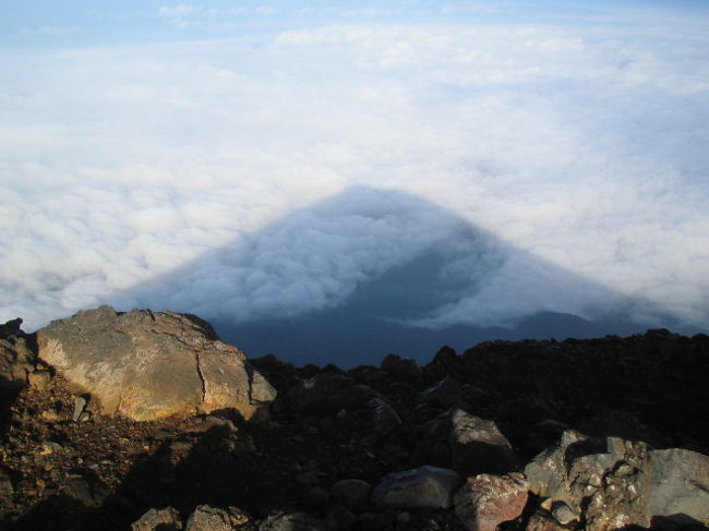 念願の富士登山！登頂。下調べはしものの、暑いは寒いは・・・日本一の山は、やっぱり容易じゃない！