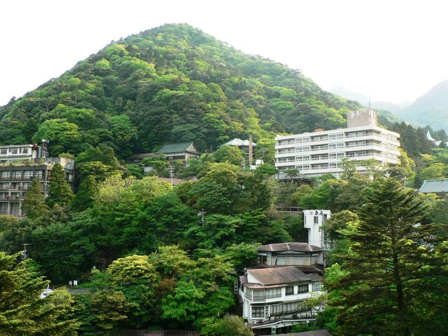 湯の山温泉(ゆのやまおんせん)は、三重県にある718年に発見された古湯で、傷ついた鹿が癒していたことから鹿ノ湯ともいわれ古くから名古屋・中京や関西の奥座敷として発展してきた。<br />湯の山温泉郷は三滝川河畔の渓谷に20軒ほどのホテル、旅館が並び一帯は鈴鹿国定公園に指定されている。名古屋、大阪など大都市圏のレクリエーション、レジャー、スポーツの拠点として発展してきた。温泉地からは御在所岳に登る御在所ロープウェイが運行されており、夏場は避暑地としても賑わいを見せている。温泉好きだった志賀直哉(しが なおや、1883−1971年)は湯の山温泉に滞在し、短編『菰野(こもの)』を執筆している。<br />(写真は湯の山温泉郷周辺)<br />