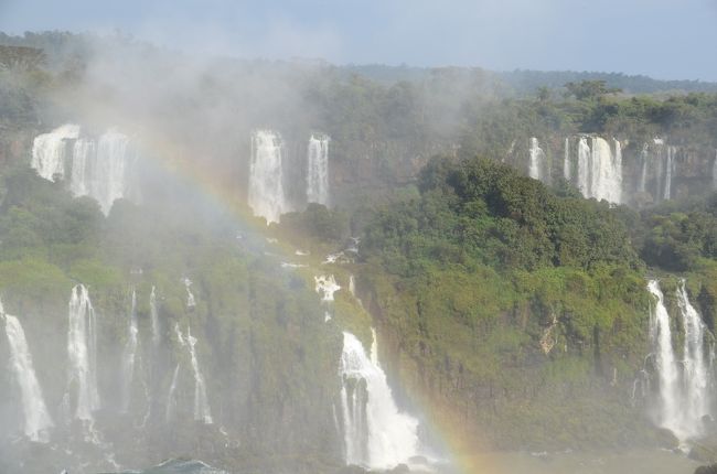 イグアスの滝はブラジル側よりアルゼンチン側の方がいいようなことを聞くことが多いですが、ブラジル側はアルゼンチン側とは違い高いところからすり鉢状の滝を見ることができるのが良かったです。アルゼンチン側とブラジル側を両方見た結果、ブラジル側の方が短時間で要領よく見られることが分かりましたが、私としての結論はどちらも素晴らしいので時間をつくって両方行くことをお勧めします。<br />日曜日のためかフォスドイグアスの街ではマーケットが開催されており屋台や雑貨屋が並んでいて楽しかったです。<br /><br />ビザ申請が面倒なため、わりと出発近くまで行こうか迷っていたブラジルですがアルゼンチンのイグアスの滝からすぐ近くなのでやっぱ行ってみたいと思い日本であらかじめビザを用意して入国しました。<br />アルゼンチン（プエルトイグアス）からブラジル（フォスドイグアス）までバスで移動しました。アルゼンチン側の出国審査の時はバスは待っていてくれるのですがブラジル入国の時は待っていてくれませんので次のバスを待たなければなりません。境界線が目の前にあるとなぜだか越えたくなってしまうものです。。。事前準備や国境越えで少々面倒なこともありましたが越えてみてよかったと思います。