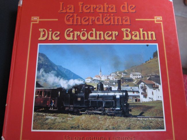 昔々<br />ガルデナ谷には<br />ガルデナ鉄道という路線があり<br />機関車が走っていたそうです。<br /><br />いまはない<br />絶景の中を走る機関車。<br /><br />その背景には全ヨーロッパを巻き込んだ<br />歴史的な出来事があったのです。<br /><br />http://de.wikipedia.org/wiki/Gr%C3%B6dnerbahn<br /><br />当時の映像も残っています。<br />http://www.youtube.com/results?search_query=trenino+val+gardena&amp;aq=f<br />