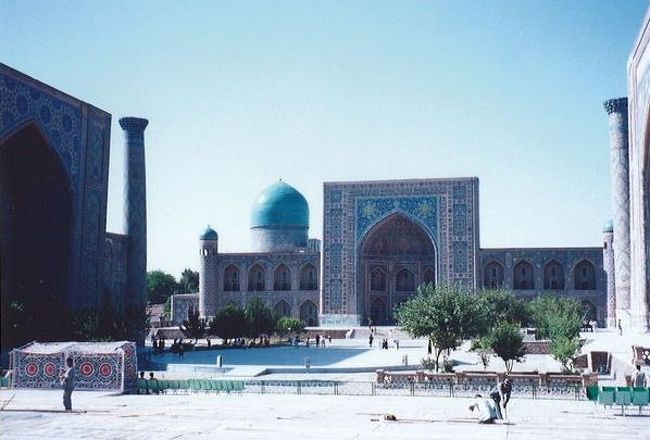 1999年の夏期休暇を利用し、ウズベキスタン＆イランを訪問しました。<br /><br />各国の歴史・宗教・世界観について、深く語ってはおりません。<br />いつものお気楽な「なんちゃって旅行記」をご紹介します。<br /><br /><br />≪全行程≫<br /><br />１日目：昼、成田→モスクワ　［アエロフロート・ロシア航空］<br />２日目：深夜、モスクワ→タシケント　［アエロフロート・ロシア航空］<br />　　　　終日、タシケント市内散策。<br />http://4travel.jp/traveler/satorumo/album/10596382<br /><br />３日目：午前、バスでサマルカンドへ。<br />　　　　午後、サマルカンド市内散策。<br />　　　　　　　　　　　　≪★今回のお話はココです≫<br />http://4travel.jp/traveler/satorumo/album/10597057/<br /><br />４日目：午前、ミニバスでタシケントへ。<br />５日目：午前、タシケント→テヘラン　［イラン航空］<br />６日目：終日、テヘラン市内散策。<br />http://4travel.jp/traveler/satorumo/album/10597859/<br /><br />　　　　夕方、テヘラン→イスファハン　［イラン航空］<br />７日目：終日、イスファハン市内散策。<br />８日目：終日、イスファハン市内散策。　<br />９日目：終日、イスファハン市内散策。　<br />http://4travel.jp/traveler/satorumo/album/10598948/<br /><br />　　　　深夜、イスファハン→テヘラン　［イラン航空］<br />10日目：早朝、テヘラン→モスクワ　［アエロフロート・ロシア航空］<br />　　　　終日、モスクワ市内散策。<br />http://4travel.jp/traveler/satorumo/album/10600737/<br /><br />　　　　夜、モスクワ→成田　［アエロフロート・ロシア航空］<br />11日目：朝、成田着。　<br />