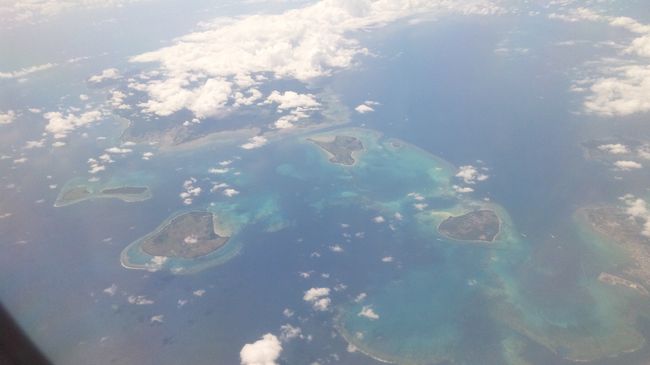 バンコク→プーケット→バンコク、9日間の予定でタイへ行ってきました。<br />今回でタイは20回近くになります。<br /><br />タイ国際航空にて成田を昼前に出発し、沖縄上空では眼下にサンゴ礁に囲まれた八重山諸島がとてもキレイに見えました。