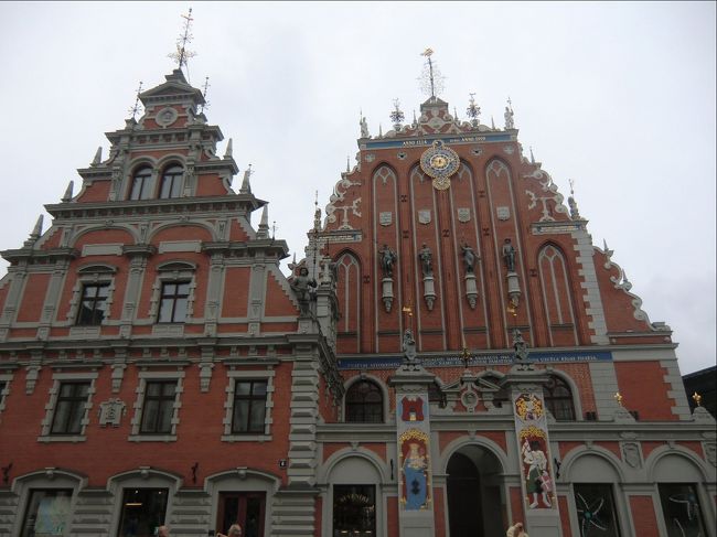 今だいったことのないバルト3国を巡ることを目的に計画した今回の旅。昨年旅行したハンガリー、ポーランド等と同じく、民主化されて20年で、商売商売していなくてほのぼのとした雰囲気を感じる事ができた旅行でした。<br /><br />5日目はリーガ観光。12時過ぎにリーガを出て、17時にはタリンで車を返すという無茶な計画。当然、計画は早々に破たんしていく。レンタカー屋に相談したら、遅れても大丈夫で、駐車場にいれて、キーだけオフィスに返せばよいと。助かった。少し余裕でリーガ観光できました。