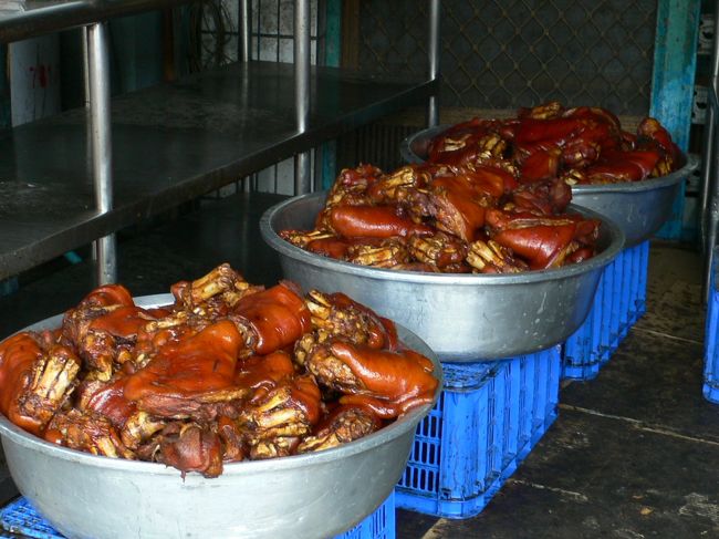 萬巒といえば台湾では猪脚=豚足の醤油煮で有名な町。<br />古くから客家系民族が多く住む町で、今では萬巒猪脚街とまで言われるほどです。<br />この豚足タウンのことを知り、行ってみたいなぁと思いつつ早くも5年以上。<br />ようやく台湾を旅行する機会が訪れ、萬巒へ旅してきました。<br />萬巒のある屏東県は毎年「豚足祭り」をするほどですし、日本人の間でも結構有名ですが、一応、行き方などを順を追ってレポートします。<br />ニンニクの辛みがたっぷりの濃厚なたれにつけてぷみぷみとした豚足を頂いてきました。<br />