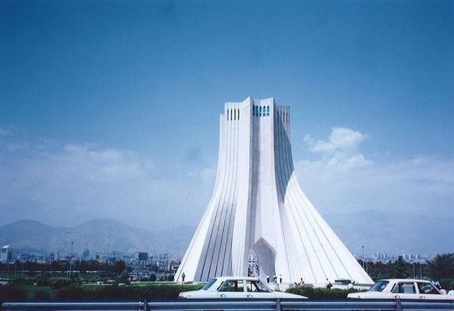 1999年の夏期休暇を利用し、ウズベキスタン＆イランを訪問しました。<br /><br />各国の歴史・宗教・世界観について、深く語ってはおりません。<br />いつものお気楽な「なんちゃって旅行記」をご紹介します。<br /><br /><br />≪全行程≫<br /><br />１日目：昼、成田→モスクワ　［アエロフロート・ロシア航空］<br />２日目：深夜、モスクワ→タシケント　［アエロフロート・ロシア航空］<br />　　　　終日、タシケント市内散策。<br />http://4travel.jp/traveler/satorumo/album/10596382<br /><br />３日目：午前、バスでサマルカンドへ。<br />　　　　午後、サマルカンド市内散策。<br />http://4travel.jp/traveler/satorumo/album/10597057/<br /><br />４日目：午前、ミニバスでタシケントへ。<br />５日目：午前、タシケント→テヘラン　［イラン航空］<br />６日目：終日、テヘラン市内散策。<br />　　　　　　　　　　　　≪★今回のお話はココです≫<br />http://4travel.jp/traveler/satorumo/album/10597859/<br /><br />　　　　夕方、テヘラン→イスファハン　［イラン航空］<br />７日目：終日、イスファハン市内散策。<br />８日目：終日、イスファハン市内散策。　<br />９日目：終日、イスファハン市内散策。　<br />http://4travel.jp/traveler/satorumo/album/10598948/<br /><br />　　　　深夜、イスファハン→テヘラン　［イラン航空］<br />10日目：早朝、テヘラン→モスクワ　［アエロフロート・ロシア航空］<br />　　　　終日、モスクワ市内散策。<br />http://4travel.jp/traveler/satorumo/album/10600737/<br /><br />　　　　夜、モスクワ→成田　［アエロフロート・ロシア航空］<br />11日目：朝、成田着。　<br /><br />