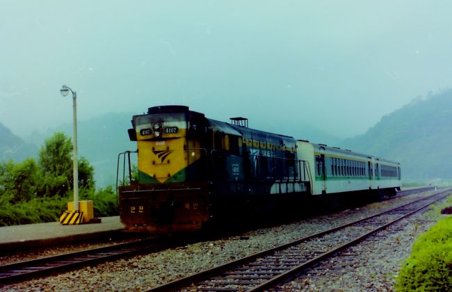 　昔の写真を整理していたら、1999年6月の韓国旅行の写真が出てきました。<br />　画像はあまりきれいではありませんが、当時の記憶がよみがえってきました。<br />　このときは、3回目の訪韓だったのですが、行きは職場の仲間と団体旅行、2日めからは個人行動で鉄道乗りつぶしといった内容でした。