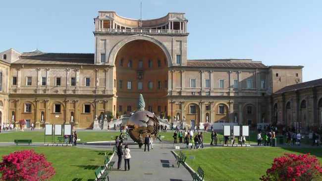 イタリアのローマに滞在して、ローマ市内の観光しながら教会を訪ね、滞在中にローマ教皇ベネディクト十六世の謁見演説で祝福を受ける機会にも恵まれた。<br /><br />トップの画像は「バチカン美術館中庭」<br />Youtubeにアップした「イタリアのローマとアッシジの旅」<br />http://www.youtube.com/watch?v=HXr8F8Jq35U<br /><br />