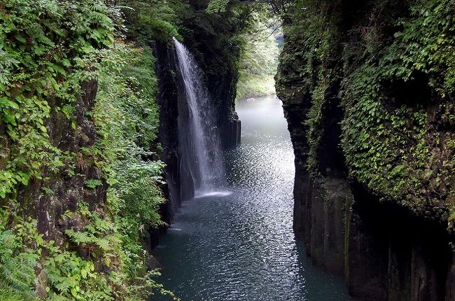 バタバタしているうちに、旅行に行ってから2ヶ月以上経ってしまいましたが…<br />8月下旬に強行日帰りスケジュールで、宮崎県は高千穂に行って来ました。<br /><br />高千穂は、<br />「日本神話においては、ニニギの天孫降臨の地とされている。<br />またアマテラスがこもったとされる天岩戸がある」<br />という言い伝えがあり、「神秘の町」とか「神話の町」として知られています。<br />パワースポットとしても有名な高千穂に行ってみたい！と、弾丸日帰りで行ってみることに。<br />高千穂は宮崎県にあるのですが、地図を見てみたら熊本空港の方が近そうだ、ということで、熊本往復の航空券とレンタカーだけ予約して、後はノープラン。<br />現地に行ったら、どうにかなるでしょ（笑）<br /><br />結果的には、どこかの温泉でのんびり1泊しても良かったな～と思いましたが、主要観光スポットは観ることができたので、充実した日帰り旅行となりました。