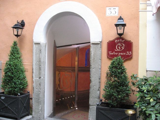 ローマでは、ちょっと面白いホテルに泊まったのでご紹介します。<br /><br />ついでにソレントのホテルも入れときます。<br /><br /><br />*イタリア旅行長いので「目次のページ」作りました。<br />http://4travel.jp/traveler/mimicat/album/10595257/ <br />