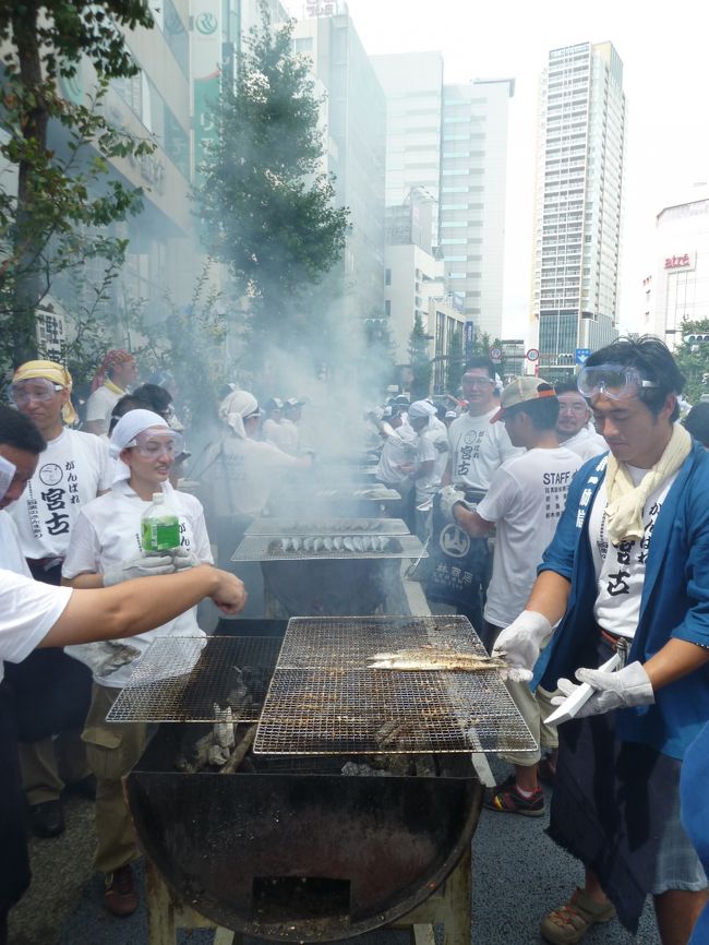 古典落語「目黒のさんま」がきっかけで、焼きさんまを無料で振る舞う恒例の「目黒のさんま祭り」が東京・品川区の目黒駅前商店街で開かれるとのこと、初めて覗いてきました。<br /><br />例年さんまは岩手県宮古市から無償提供されているそうで、今年は<br />大震災の影響で開催が危ぶまれたが、津波の被害を乗り越えて前年同様約7000匹が届けられたそうです。<br /><br />新鮮で脂がのったさんまの煙が商店街にたちこめるなか、老若男女で賑わっていました。<br /><br /> ☆落語「目黒のさんま」----あらすじ<br /><br /> ある大名(松平出羽守)が馬の早駆けに目黒へ行った時のこと、<br /> 空腹となり百姓家で焼きたてのさんまをわけてもらった。<br /> 屋敷に戻ったが脂が乗ったさんまの味が忘れられない。<br /> しかし、屋敷の御膳にさんまが出るわけもなし。そこで親戚へ<br /> お呼ばれしたので、ここぞとばかりにさんまを注文。<br /> しかし、親戚の家来たちが体を気遣い、さんまを脂を蒸して<br /> 抜いてしまった。一口食べたが美味しくも何ともない。<br /> 「このさんまはいずれより取り寄せた?」<br /> 「日本橋魚河岸にてございます」<br /> 「それはいかん。さんまは目黒に限る!」<br /><br /> 「目黒のさんま祭り」公式HPより<br /><br /><br /><br /> <br /><br />