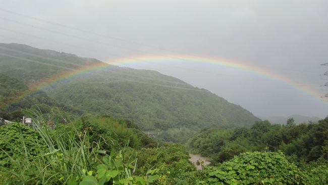 大学時代の仲間たちと、長瀞にキャンプに出掛けてきました。<br />大型台風の接近により天候は悪かったのですが、幸い強風が吹いたり土砂降りにはならなかったので、バーベキューもできて、まずまず楽しむことができました！<br />寒くもなく暑くもなく、ちょうど良い気温で過ごしやすかったです。<br /><br />雨の合間に虹が見えて、とっても綺麗でした。<br />