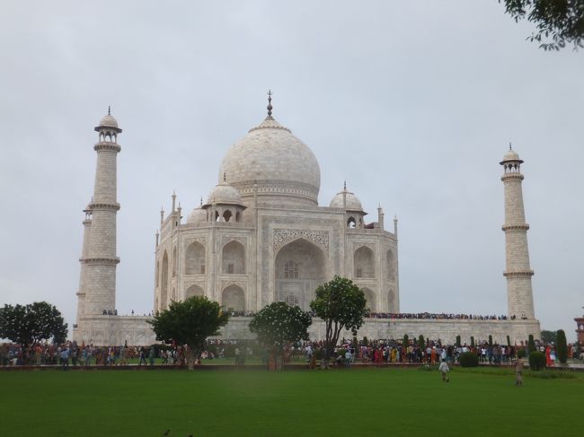 これを見る為にインドにやって来た！と言っても過言ではないタージマハルがある都市、アグラ☆★<br />雨に降られてしまったけど、やっぱり感動やった!!!!!!