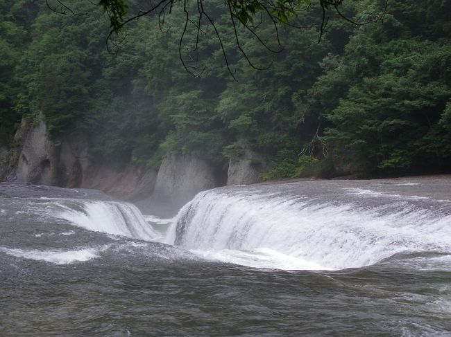 今回の旅行の最大目的は群馬県・栃木県にある日本の滝百選４ヶ所を制覇すること。<br />ということで、「棚下不動の滝」の次に訪れたのは“東洋のナイアガラ”と呼ばれる『吹割の滝』です。<br />向かう途中に雨が降り始めて雨中の散策となりましたが、日本では他に類を見ない珍しい滝風景に感動しました。<br /><br />日本の滝百選はこれで77ヶ所めの訪問となりました。<br /><br /><br />『2011夏・栃木県＆群馬県の滝めぐり』ダイジェスト版はこちら→http://4travel.jp/traveler/joecool/album/10594476/