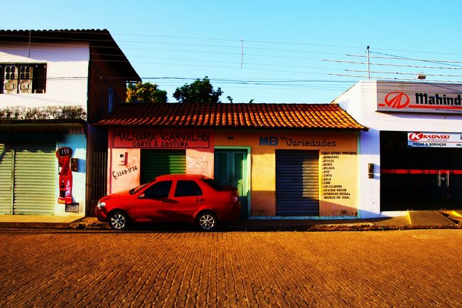 ついに真っ白白だった南米の地図をちょこっと黄色くする日が！<br />ブラジルは広くて、行きたい所が多すぎて、<br />短い日程で行きたい所を絞るのは大変だったけど<br />大きな二つの目的は<br /><br />★これで念願の三大瀑布制覇！イグアスの滝<br />★真っ白な砂漠（レンソイス）で泳ぎたい<br /><br />ってこと。<br /><br />小さな目標は、<br />▲せっかくだからパラグアイ（シウダーデルエステ）に入国したい<br />　そしてパスポートにスタンプが欲しい。<br />　（日帰りなら必要ないらしいけど、あえて。）<br />▲大好きなポンデケージョを好きなだけ食べたい<br /><br />　━・━・━・━・━・━・━・━・━・━・━・━・━・━・━<br /><br />今日はいよいよこの旅のメインであるレンソイスへ♪<br />サンルイスからレンソイスの拠点となるバヘリーニャス行きのバスが<br />30分遅れてやってきて喜んだのもつかの間、<br />乗り込んだ私たちが凍りつく出来事が・・・<br /><br />レンソイスの旅行記を１冊にしようと思ったけど<br />写真が多すぎてまとまらず、<br />今回は5日目、6日目のバヘリーニャスの街編です。<br /><br />バヘリーニャスはみんなレンソイスに行くために<br />通り過ぎるだけだと思うけど<br />こじんまりしてのんびりゆったり<br />居心地のとてもいい街でした。<br /><br /><br />5日目<br /><br />8時サンルイス出発<br /><br />12時バヘリーニャス到着<br /><br />14時レンソイス砂漠ツアー<br /><br />20時ホテル着<br /><br />Hotel Pousada D&#39; Areia泊<br /><br />6日目<br /><br />8時プレキサス川ボートツアー<br /><br />15時30分ホテル着<br /><br />16時30分バスでサンルイスへ<br /><br />21時サンルイス空港<br />　　（マレシャウ・ウーゴ・ダ・クーニャ・マシャード空港）着