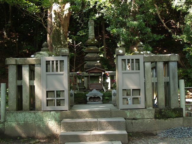法華堂跡には白旗神社と源頼朝の墓が建っている。文治5年(1189年)、聖観音を本尊とした源頼朝の持仏堂として建てられ、頼朝の死後、その墓になり法華堂と称されるようになった。<br /> 現在、石段を登った山腹にある多層塔(供養塔)は、安永8年(1779年)に薩摩藩主の島津重豪(しまづ しげひで)が建てたものであったが、平成元年に心無き者が墓塔を破壊したために、平成2年に復元されたものである。いつも源頼朝会の旗が立っている。一般には、源頼朝の墓と思われているが、実際に頼朝が埋葬されたのは法華堂である。<br /> 頼朝の持仏堂(法華堂)は、白旗神社が建っている山の下の平地にあったのか、源頼朝の墓がある山の中腹の西側空き地なのか2説ある。いずれの場所も国の史跡に指定されている。どうやら山の中腹にあったが、宝治合戦以後は下の平地に移ったようだ。そして江戸時代になって中腹に源頼朝の墓が建てられた。<br /> 石段の途中には鳥居が建つが、これは昭和39年(1964年)に建立された新しいものである。明治維新後から関東大震災まで、頼朝墓前に鳥居があったかは不明である。<br /> 源頼朝は久安3年(1147年)、源義朝の三男として生まれる。<br /> 治承4年(1180年)、富士川の戦い。<br /> 文治元年(1185年)、壇ノ浦の戦いで平家が滅亡する。<br /> 文治5年(1189年)、奥州合戦、奥州平泉の藤原氏が滅亡する。<br /> 建久3年(1192年)、征夷大将軍へと任ぜられ、鎌倉幕府が開かれたとされる。しかし、壇ノ浦の戦いに勝利した平家亡き後は鎌倉時代と見なす考え方が順当であろう。<br /> 建久10年(1199年)1月に死去した。享年53(満51歳没)。<br /> かつては歴史の教科書では鎌倉時代の始まりは建久3年(1192年)となっていたが、最近では文治元年(1185年)が定説になっているようだ。しかし、武士の街としての鎌倉の始まりは頼朝が鎌倉に館を構えた治承4年(1180年)とみて大過ないであろう。<br />(表紙写真は源頼朝の墓)