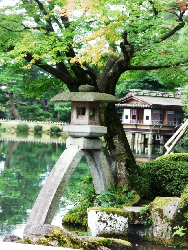 これは、五箇山〜福光〜金沢と旅した金沢編です。<br /> 私達夫婦は、国道より山道、脇道が大好き人間です。福光から県道27号線で、山越えをして金沢に入りました。この道は、以前医王山に登った時に通ったことがあるので、わかっています。<br /> でも、今回は医王ダムの所で、「岩魚茶屋」を見つけてしまいました。岩魚の塩焼きが大好きな私としては、素通りするわけにはいきません。もちろん、食べて行きます。<br /> たどり着いた金沢は、ちょうど花火大会の日。これまた見に行かないわけには行きません。夜、ぶらぶらと歩いて、犀川の河原で見事な花火を見て来ました。<br /> 翌日は、久々に兼六園と金沢城を散策です。燃えるように暑い日で、水と木陰と、ソフトクリームが嬉しい金沢でした。