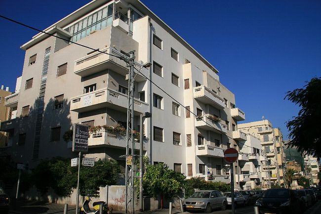 　イスラエル２日目。<br />　本日のプランは午前中にテルアビブの世界遺産「白亜の町」を散策し、昼にエルサレムに移動する予定。<br /><br />　さて本題。<br />　テルアビブにはバウハウス等の近代建築運動に影響を受けて1930年代に築かれた建築物が4000棟以上も残っています。白いビルが多いので、通称は「ホワイトシティ(＝白亜の町)」。<br /><br />　現在の普通の街並みのルーツにもなった様式のビルが大規模に残されている、というのが世界遺産への登録理由なのですが…<br />現代人から見るとホントに普通の街(^_^;)<br /><br />　見れば見るほどコレのどこか世界遺産なのか解らなってきて、「ナニコレ！？」と叫びそうになる不思議な世界遺産でした。<br /><br />【今回訪問する世界遺産】<br />第１４７弾「テルアビブの白亜の街 -近代化運動-」<br /><br />□8/20(土) 成田空港出発(16:55) → バンコク・スワンナプーム空港着(21:25)<br />□8/21(日) バンコク発(10:30) → テルアビブ空港着(07:20)→メギッド→テルアビブ<br />■8/22(月) テルアビブ → エルサレム<br />□8/23(火) エルサレム → ベツレヘム → エルサレム<br />□8/24(水) エルサレム → マサダ → エルサレム →(ヨルダン入国)→アンマン<br />□8/25(木) アンマン → ペトラ → ワディ・ラム<br />□8/26(金) ワディ・ラム →ウンム・アル・ラサース → マダバ → アンマン<br />□8/27(土) アンマン →(イスラエル入国)→ エルサレム→ハイファ<br />□8/28(日) ハイファ → アッコ → ハイファ → テルアビブ空港発(23:05)<br />□8/29(月) バンコク空港着(14:40)→バンコク→バンコク空港発(23:50)<br />□8/30(火) 成田空港着(08:10) → 帰宅